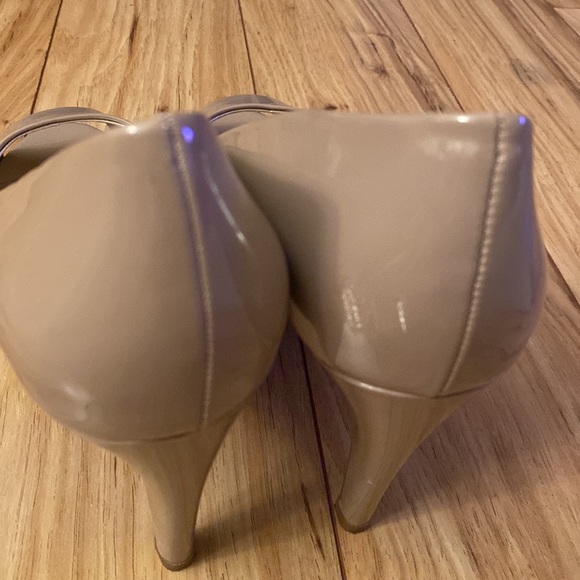 Lightly Worn Bandolino Paten Leather, Peep Toe Heels - Picture 2 of 6